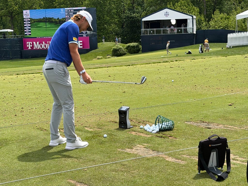 golfspelare på rangen