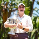 golfspelaren maja stark med en stor pokal