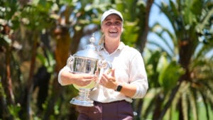 golfspelaren maja stark med en stor pokal