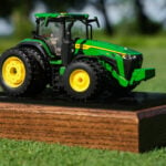 teemarkering i form av en traktor på en golfbana