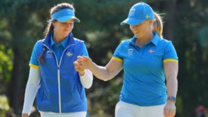 golfspelare i sverigekläder