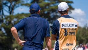 golfspelare och caddie på golfbana under golftävling