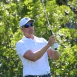 golfspelaren henrik stenson i vita golfkläder