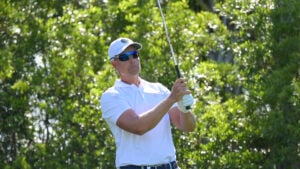 golfspelaren henrik stenson i vita golfkläder