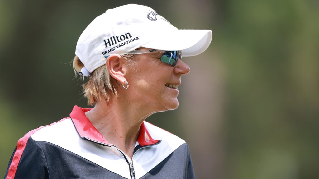 golfspelaren annika sörenstam i vit golfkeps