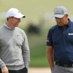 golfspelare i golfkläder på en golfbana i usa