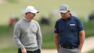 golfspelare i golfkläder på en golfbana i usa