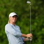 golfspelaren maja stark slår ett järnslag med en järnklubba på en golfbana