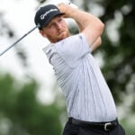 golfspelare slår med driver på golfbana i usa
