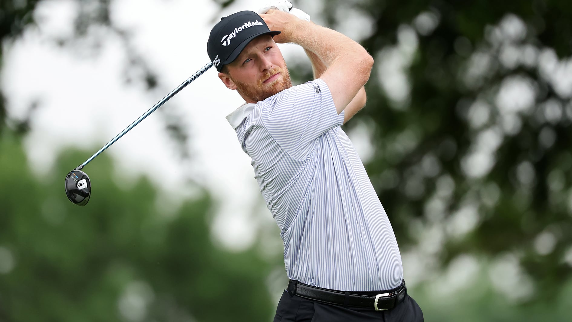 golfspelare slår med driver på golfbana i usa