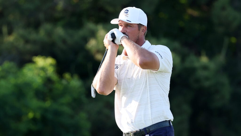 golfspelaren bryson dechambeau i vit golfpiké och vit golfkeps