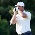 golfspelaren bryson dechambeau i vit golfpiké och vit golfkeps