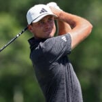 golfspelaren ludvig åberg slår med en driver på en golfbana i usa