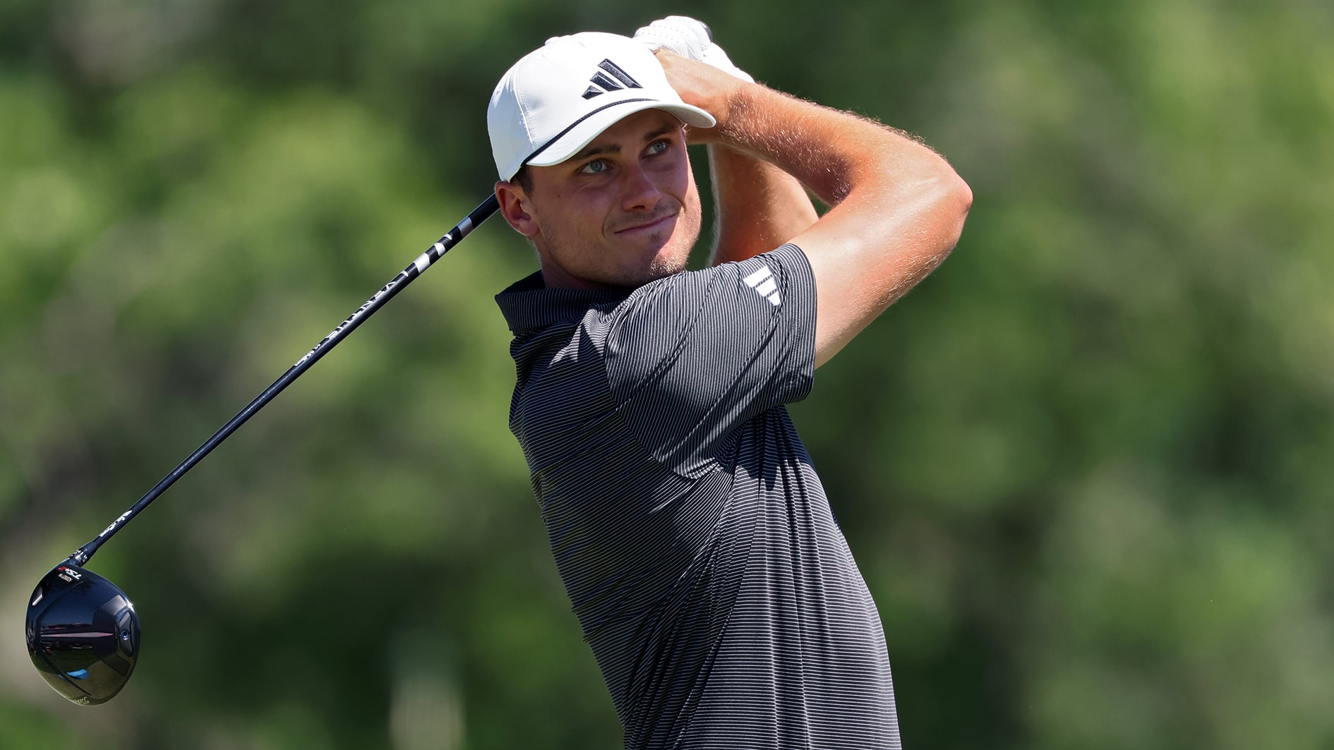 golfspelaren ludvig åberg slår med en driver på en golfbana i usa