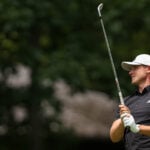 ludvig åberg slår med järnklubba på golfbana