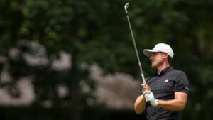 ludvig åberg slår med järnklubba på golfbana