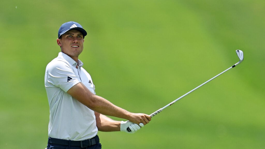 golfspelaren ludvig åberg slår ett slag med en järnklubb på en golfbana i usa