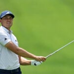golfspelaren ludvig åberg slår ett slag med en järnklubb på en golfbana i usa