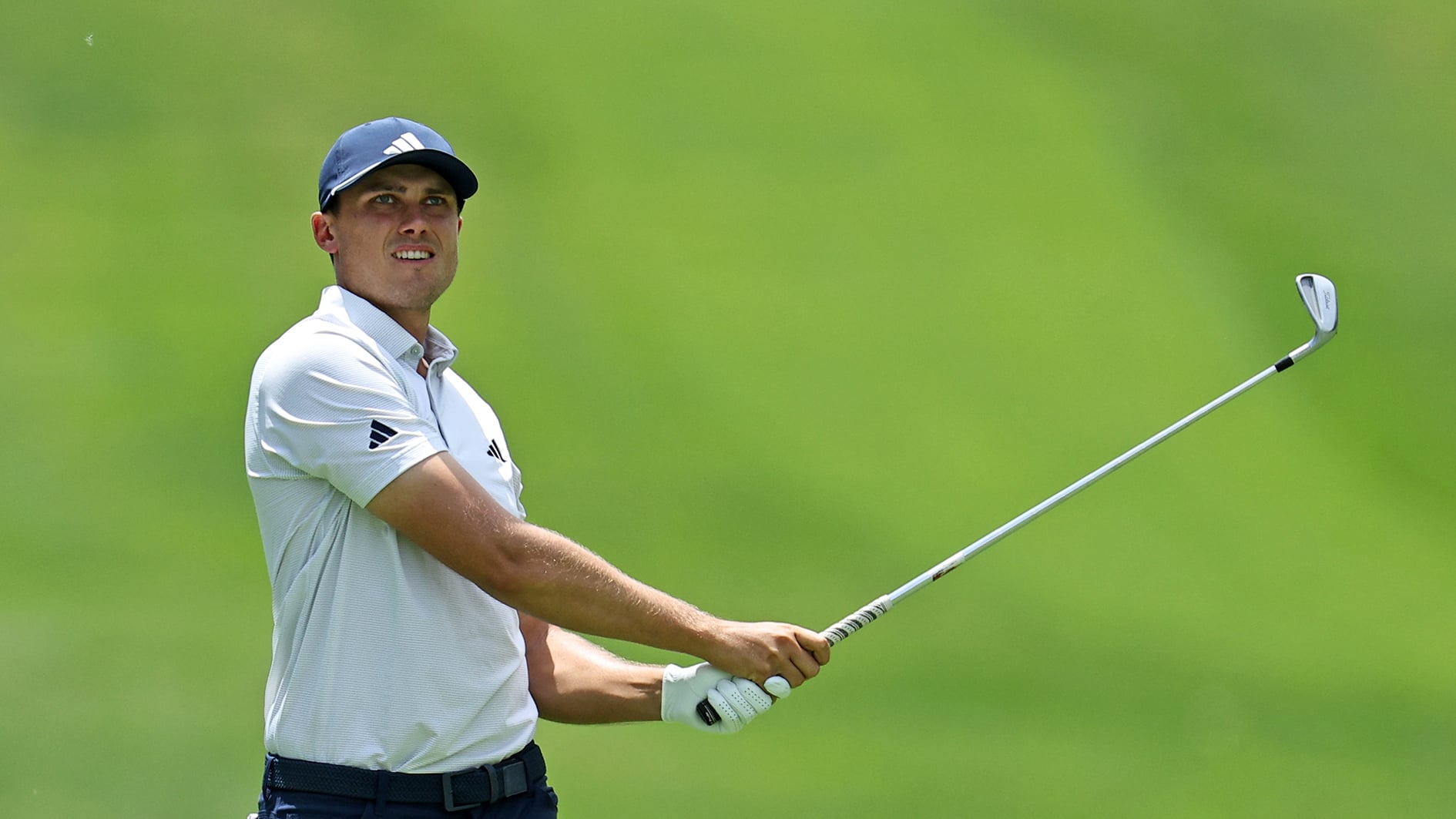 golfspelaren ludvig åberg slår ett slag med en järnklubb på en golfbana i usa