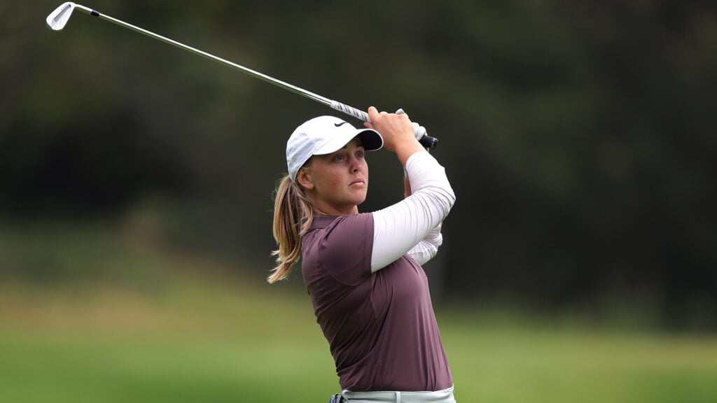golfspelaren maja stark slår ett järnslag på en golfbana i usa