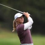 golfspelaren maja stark slår ett järnslag på en golfbana i usa