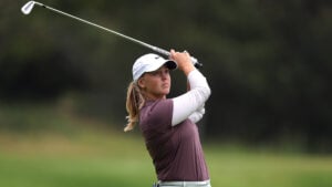 golfspelaren maja stark slår ett järnslag på en golfbana i usa