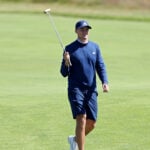 golfspelaren ludvig åberg svingar en putter på en golfgreen