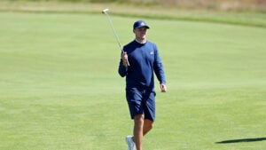 golfspelaren ludvig åberg svingar en putter på en golfgreen