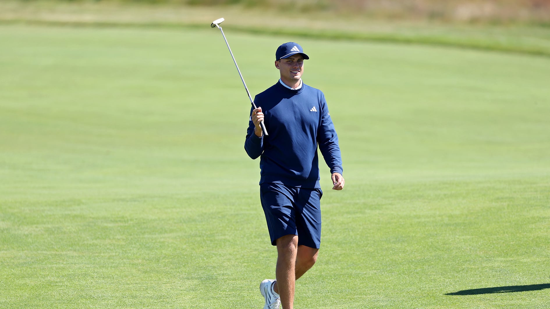 golfspelaren ludvig åberg svingar en putter på en golfgreen