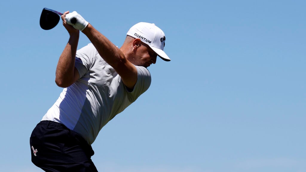 golfspelare slår med golfdriver