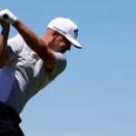 golfspelare slår med golfdriver