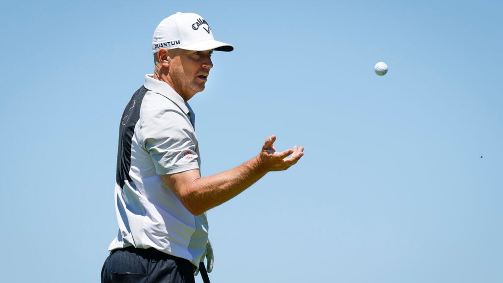 golfspelare fångar golfboll