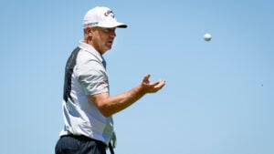golfspelare fångar golfboll