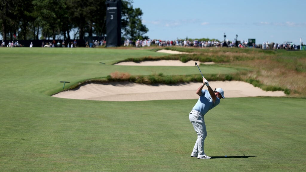 golfspelare slår golfslag på golfbana i usa