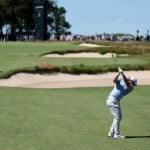 golfspelare slår golfslag på golfbana i usa