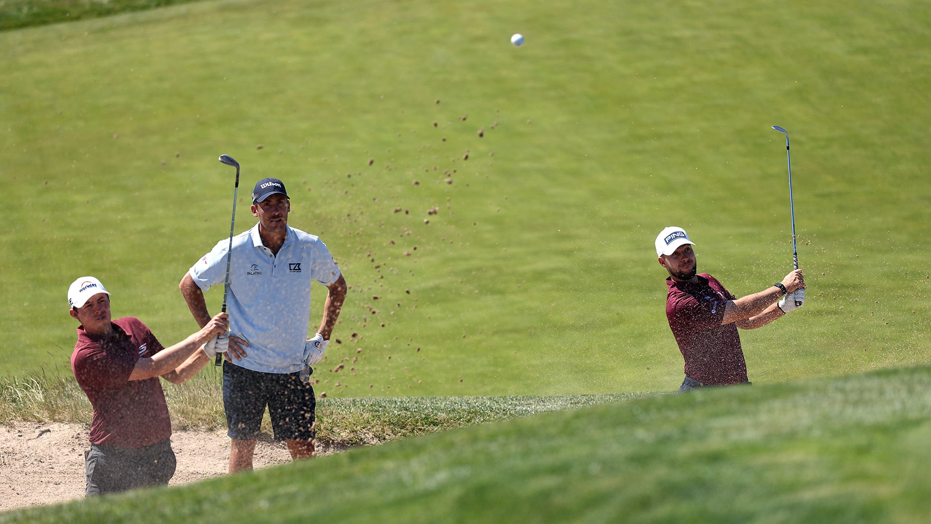 golfspelare övar bunkerslag på golfbana