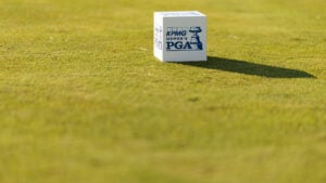 teekula på tee på golfbana