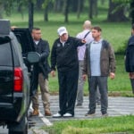 donald trump på regnig golfbana