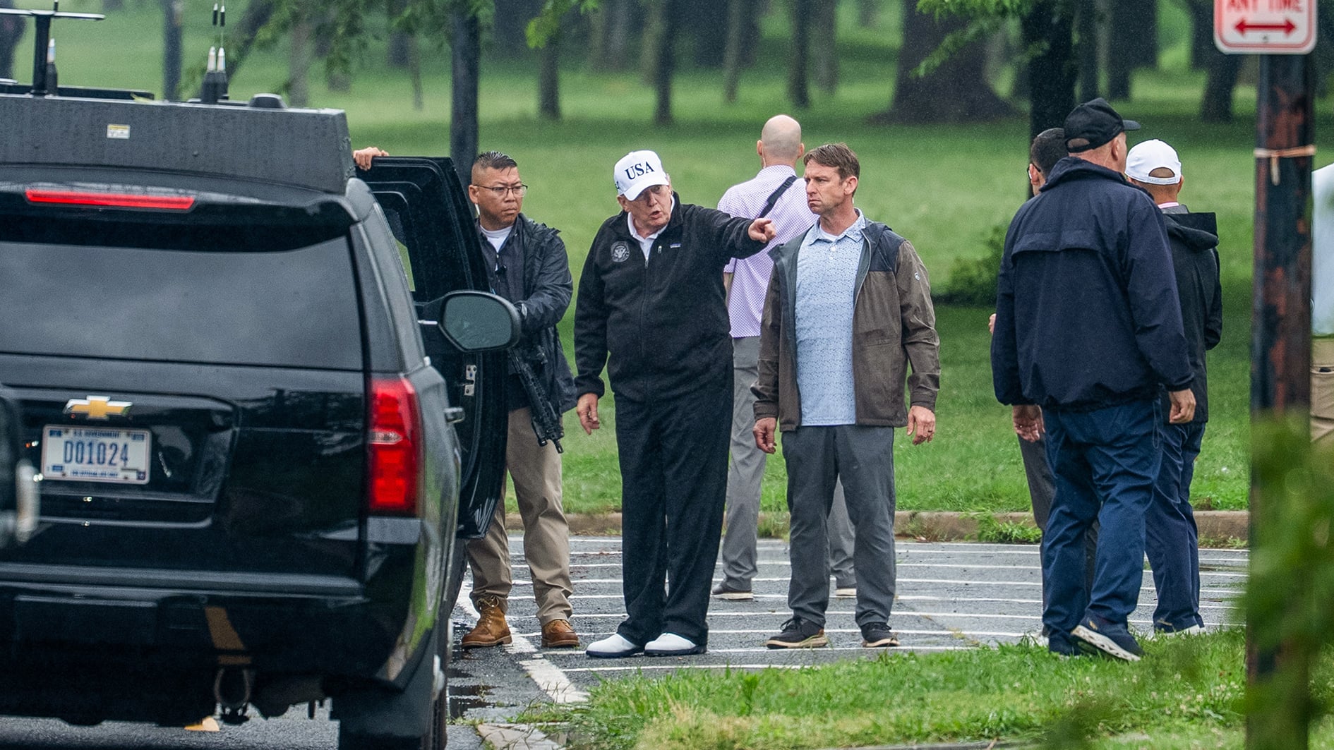 donald trump på regnig golfbana