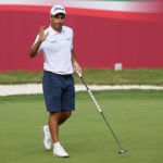 golfspelare i golfshorts under proffstävling