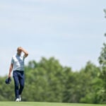 golfspelare promenerar på golfbana