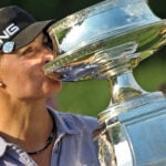 golfspelare med pokal