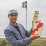 golfspelare i kavaj och vinnartrofé