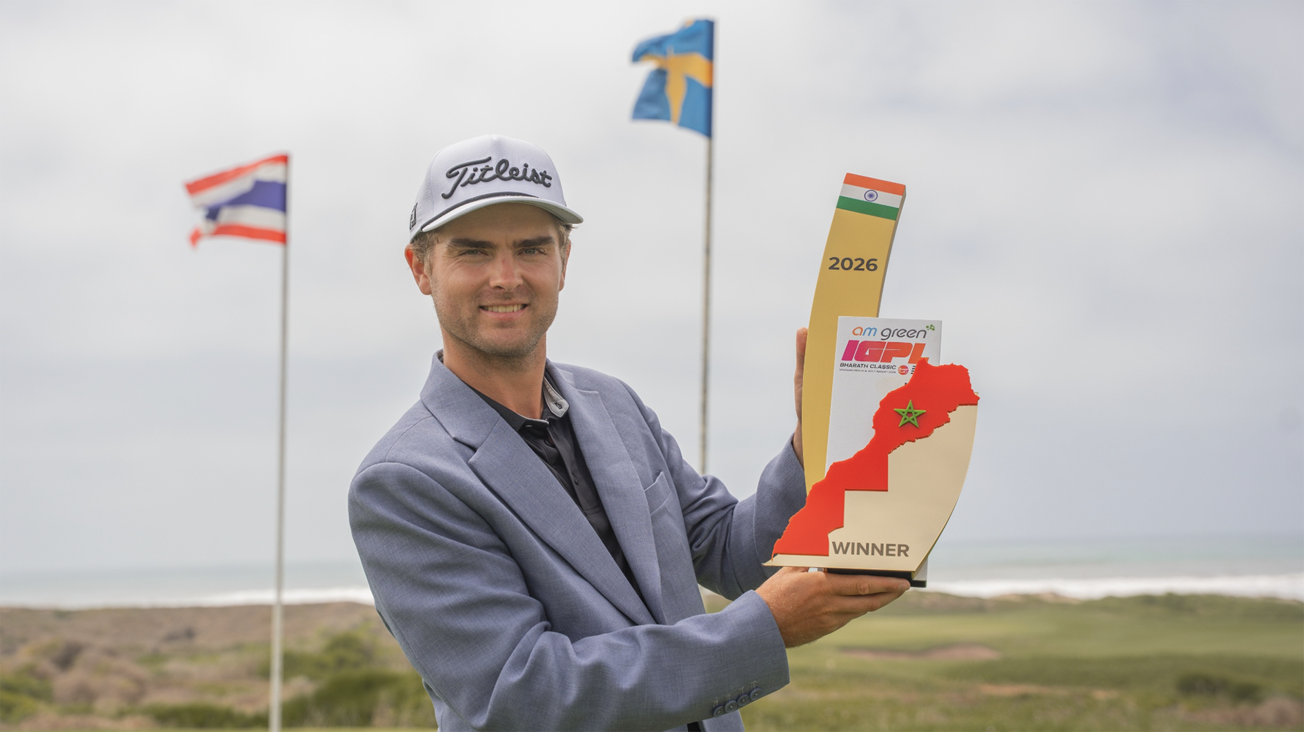 golfspelare i kavaj och vinnartrofé