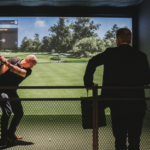 män spelar golf inomhus