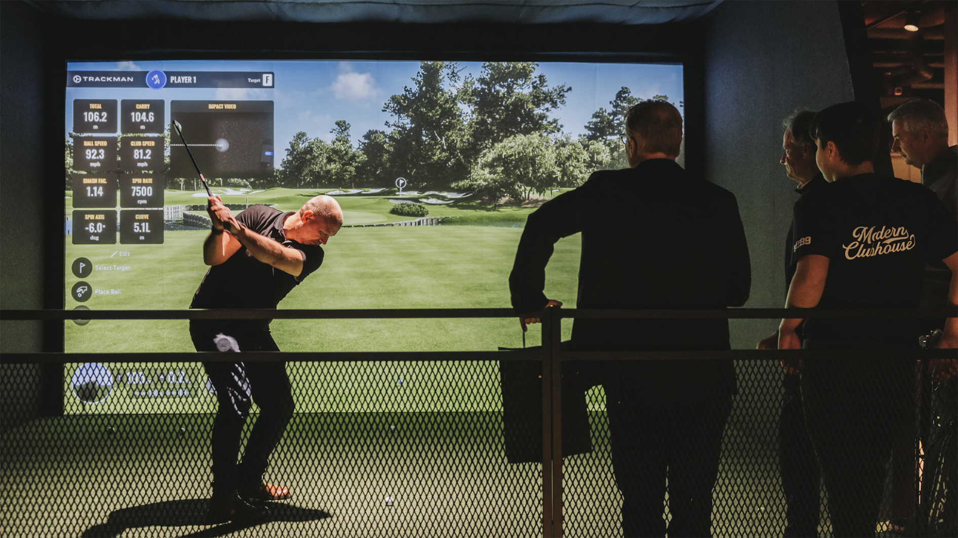 män spelar golf inomhus