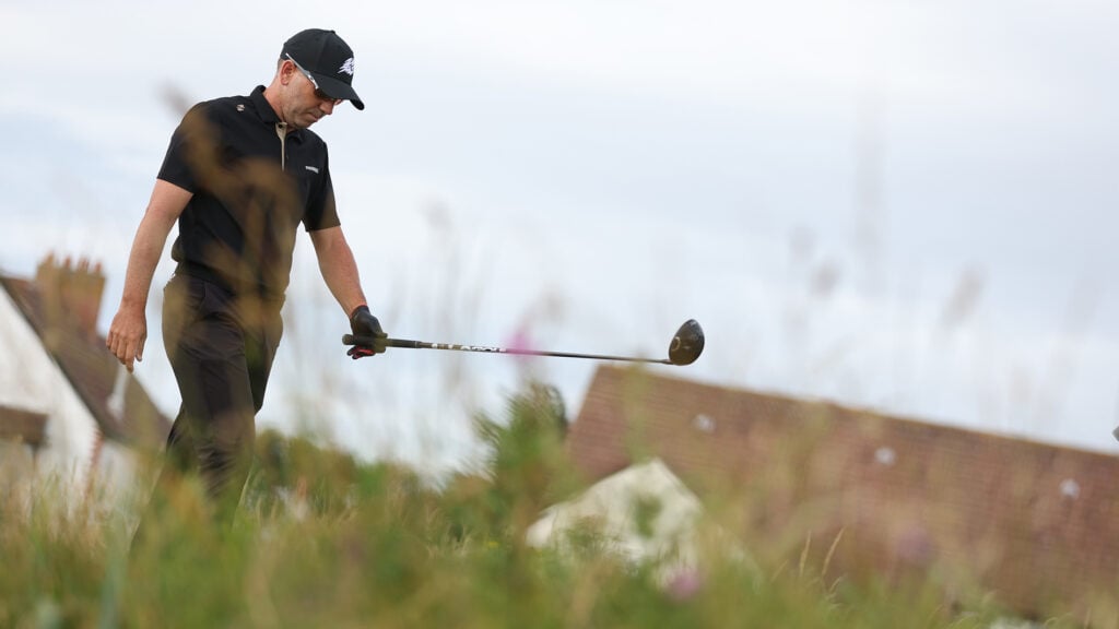 golfspelare och högt gräs på golfbana