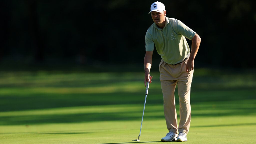 golfspelaren martin kaymer förbereder sig för en putt på en golfbana.