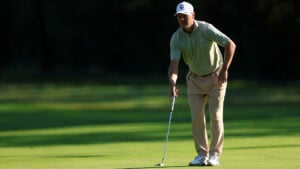 golfspelaren martin kaymer förbereder sig för en putt på en golfbana.