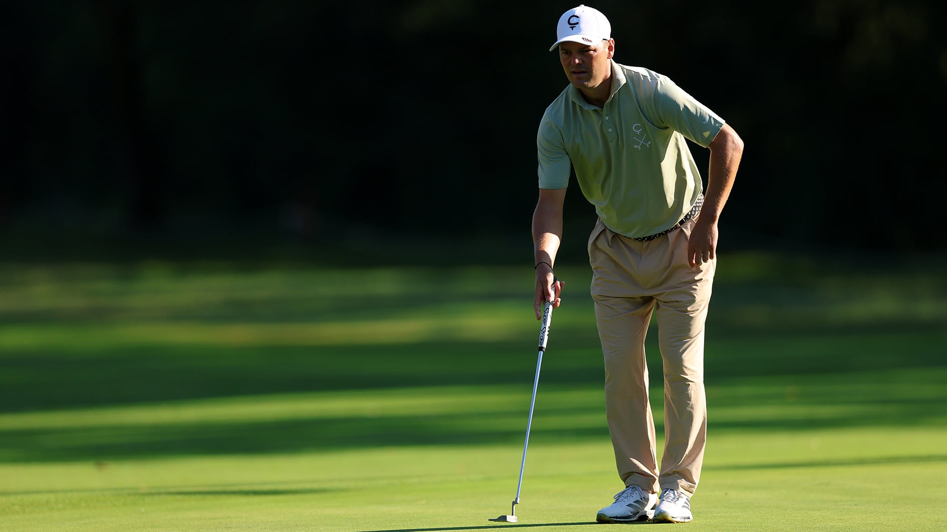 golfspelaren martin kaymer förbereder sig för en putt på en golfbana.
